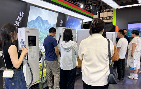 领充携新能源重卡充电新品640kW一体式直流充电机亮相2025第十三届郑州国际新能源汽车与光储充展